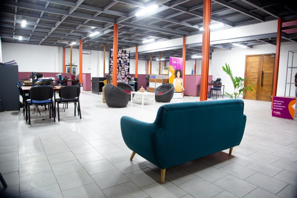 Espace ouvert du campus Ingenious City avec mezzanine et coin lounge